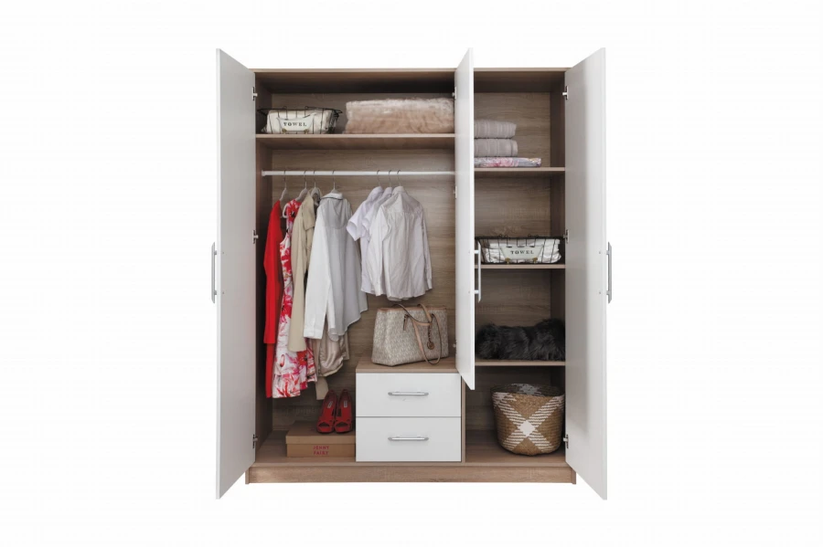 Geöffneter Kleiderschrank mit Innenausstattung, Kleiderstange und Fächern