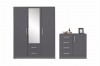 Modernes Schlafzimmer-Set in Anthrazit mit 3-türigem Kleiderschrank und passender Kommode.