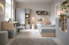 Vollständig eingerichtetes, modernes Jugendzimmer in Grau und Eiche mit Bett, Schreibtisch und Schrank.