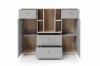 Breites Sideboard in Grau und Holzoptik mit weit geöffneten Türen und Schubladen.