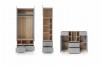 Innenansicht Kleiderschrank, Regal und Kommode in Grau und Eichenoptik mit viel Stauraum.