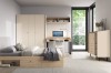 Helles Schlafzimmer mit Funktionsbett inklusive Schubladen und passender Kommode in Beige und Eiche-Optik.