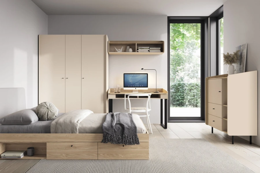 Helles Schlafzimmer mit Funktionsbett inklusive Schubladen und passender Kommode in Beige und Eiche-Optik.