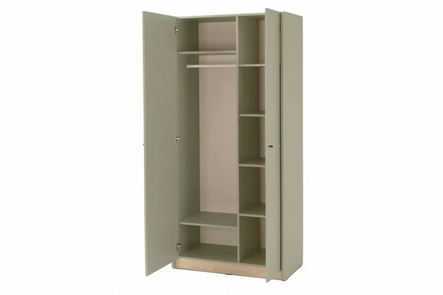 Geöffneter salbeigrüner Kleiderschrank mit Kleiderstange, Einlegeböden und Sockel in Holzoptik.