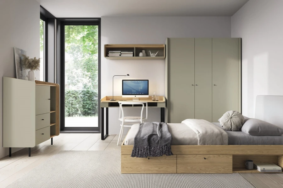 Hell eingerichtetes Kinderzimmer mit Arbeitsplatz, Sideboard und Funktionsbett mit praktischem Stauraum.