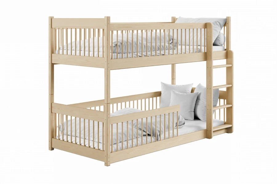 Klassisches Etagenbett aus Kiefernholz für Kinder mit Leiter und Rausfallschutz, freigestellt.