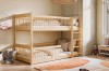 Gemütlich eingerichtetes Kinderzimmer mit einem stabilen Doppelstockbett aus Naturholz.