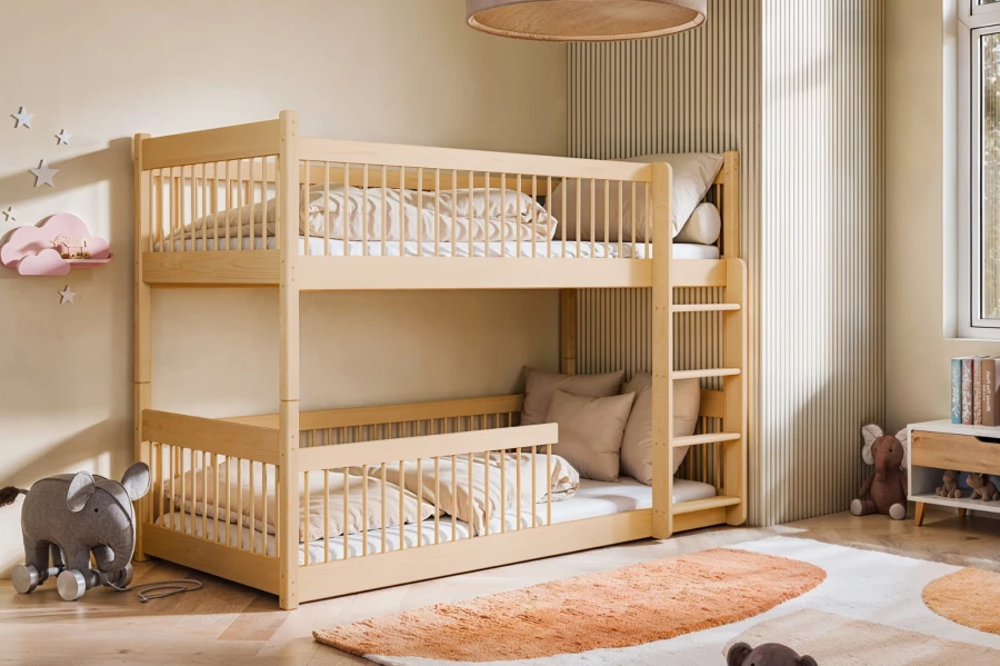Gemütlich eingerichtetes Kinderzimmer mit einem stabilen Doppelstockbett aus Naturholz.