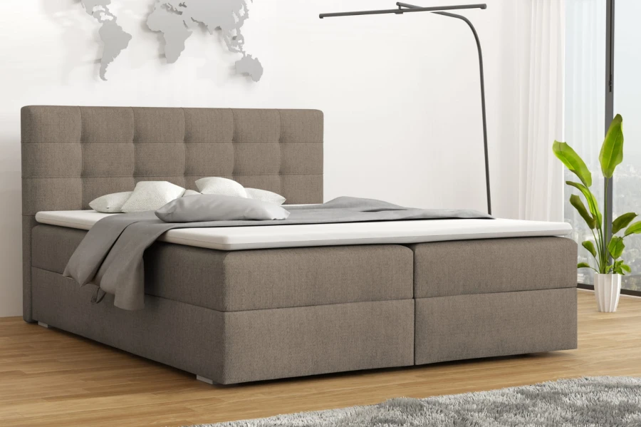 Modernes Schlafzimmer-Ambiente mit dem braunen Florida Boxspringbett und Wanddekoration.