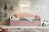 Rosa Kinderbett mit wolkenförmigem Kopfteil und praktischem Bettkasten in einem hellen Kinderzimmer.
