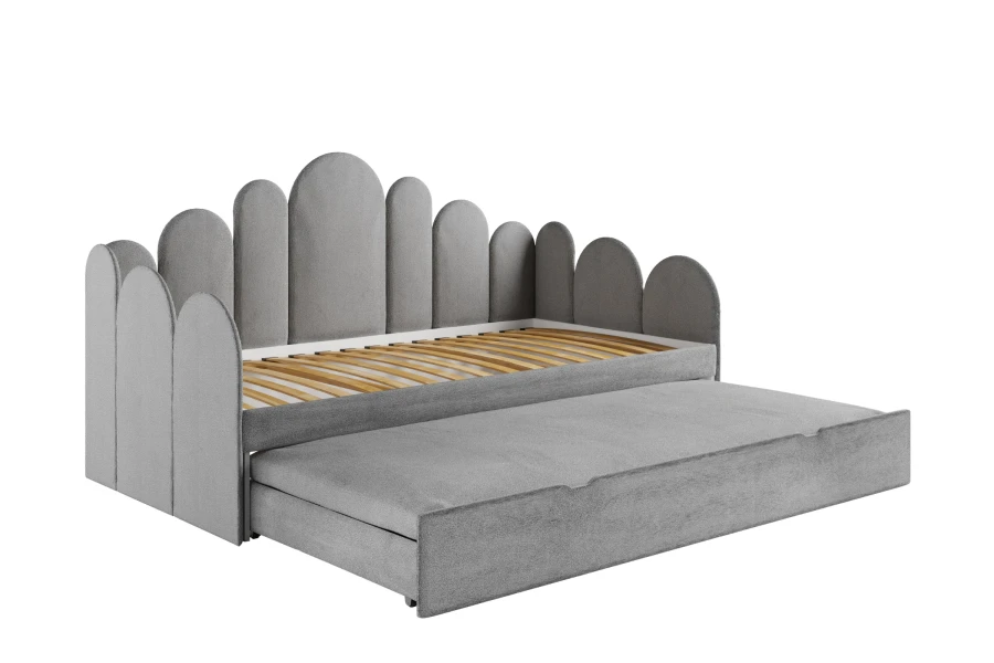 Graues Kinderbett mit ausgezogenem Bettkasten für zusätzlichen Stauraum oder Schlafplatz.