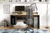 Gaming-Setup mit modernem Schreibtisch, zwei Monitoren und ergonomischem Stuhl.