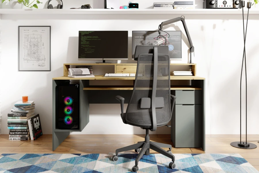 Gaming-Setup mit modernem Schreibtisch, zwei Monitoren und ergonomischem Stuhl.