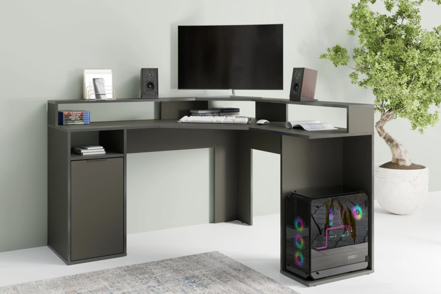 Gaming-Eckschreibtisch in Grau mit PC-Setup, Monitor und Dekopflanze.