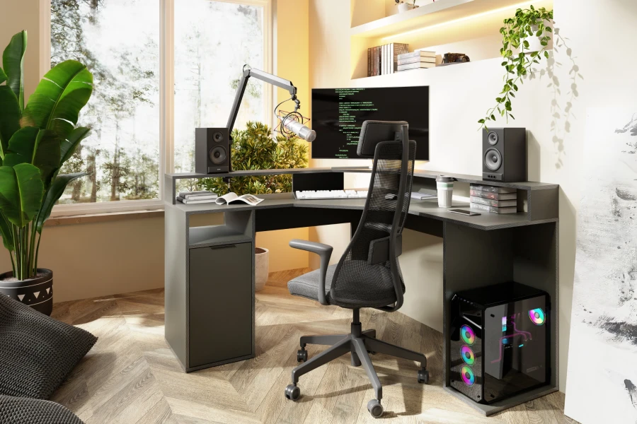 Home-Office-Arbeitsplatz mit grauem Eckschreibtisch und ergonomischem Bürostuhl.