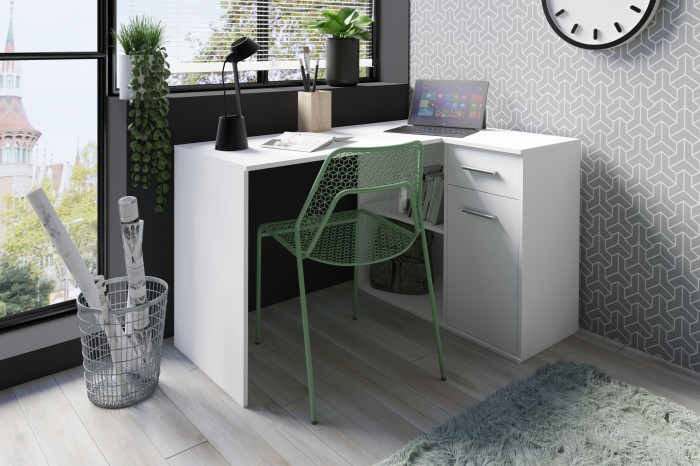 Weißer Eckschreibtisch im hellen Home Office mit modernem grünem Stuhl und Dekoration.