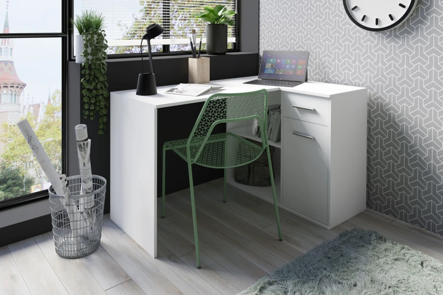 Moderner weißer Eckschreibtisch mit grünem Gitterstuhl in hellem Home-Office.