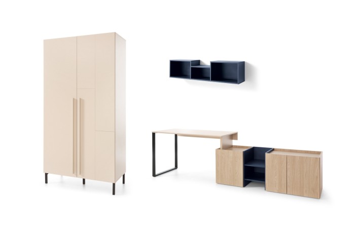 Stilvolles Jugendzimmer-Set: Beiger Schrank, ausziehbarer Schreibtisch und Wandregal.