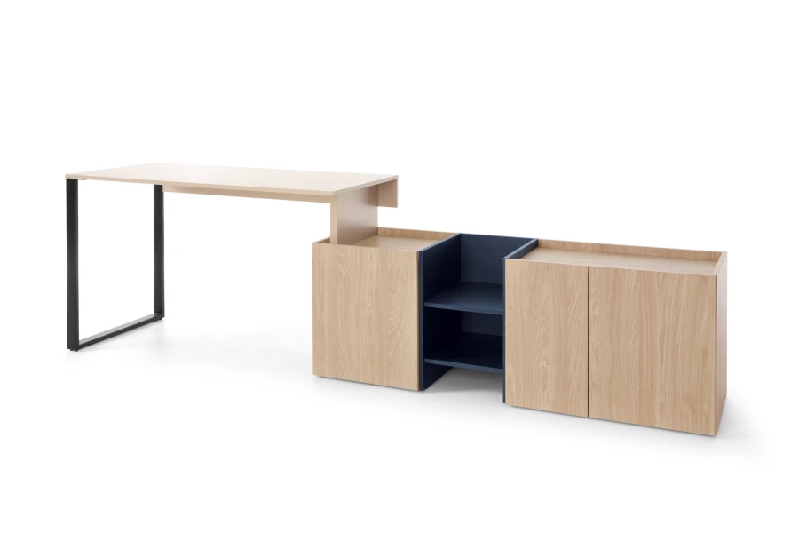Funktionale Bürokombination: Schreibtisch mit Sideboard in Eiche und Blau.
