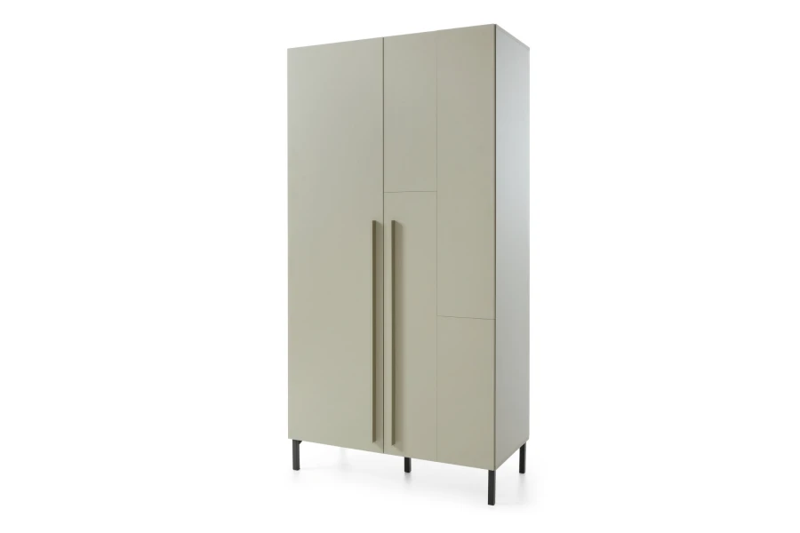 Geschlossener moderner Kleiderschrank in Beige mit minimalistischen langen Griffen.