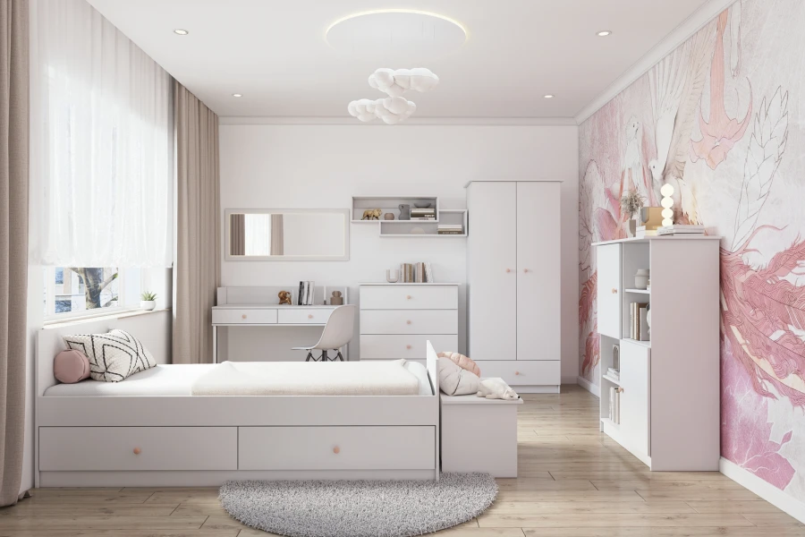 Modernes Kinderzimmer in Weiß und Rosa mit Bett, Schreibtisch und Kleiderschrank vor floraler Tapete.