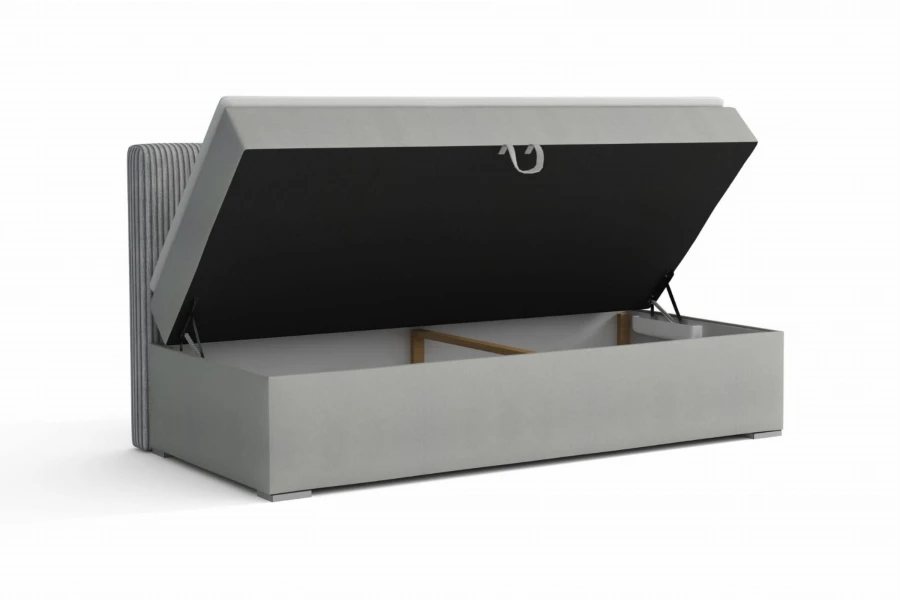 Lichtgrijs boxspringbed met opengeklapte bedbak voor extra opbergruimte.
