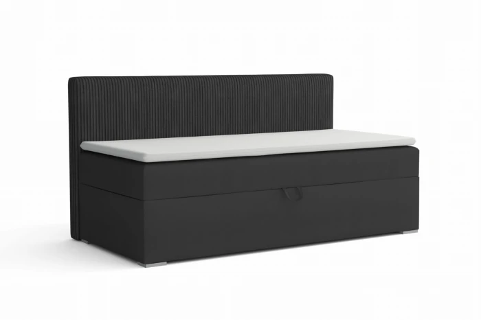 Schwarzes Polsterbett mit geripptem Kopfteil und weißem Topper für Schlafzimmer.