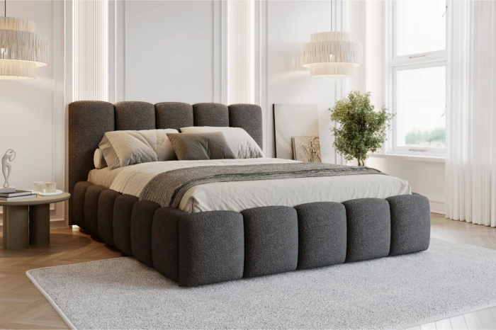 Modernes graues Polsterbett im stilvoll eingerichteten Schlafzimmer mit Teppich und Beleuchtung.