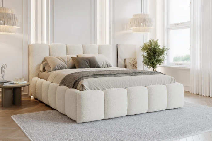 Stilvolles Schlafzimmer-Ambiente mit einem hellen Bouclé-Polsterbett und gemütlicher Dekoration.