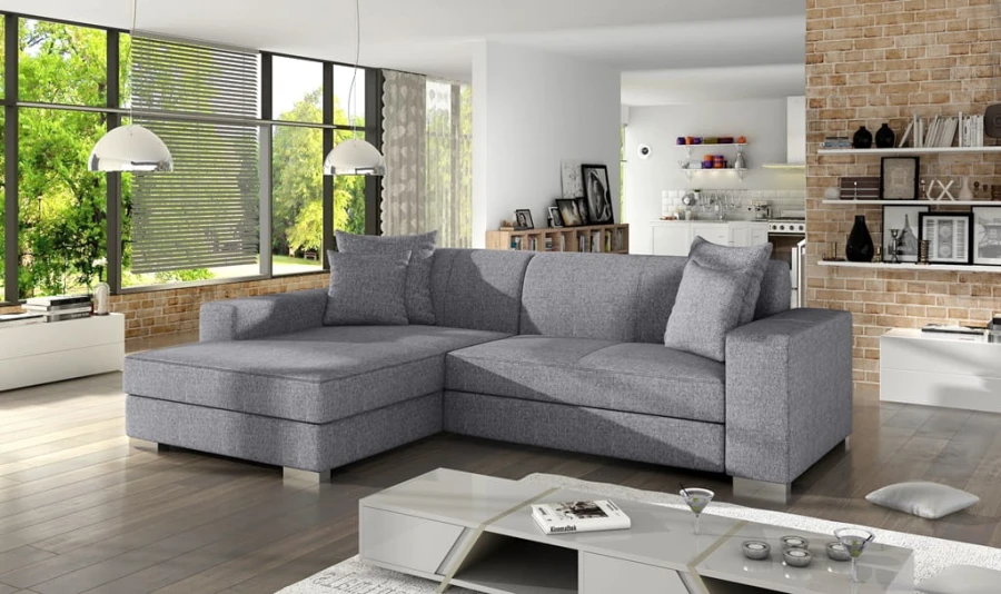 Bequemes graues Ecksofa in L-Form in einem modernen, lichtdurchfluteten Wohnzimmer.