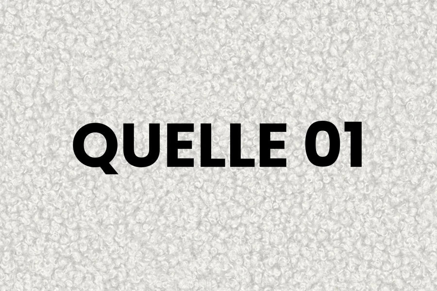 Strukturierter weißer Bouclé-Stoff als Hintergrund mit Aufschrift QUELLE 01