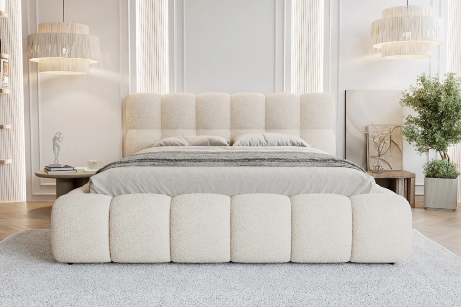 Modernes Polsterbett aus beigem Bouclé-Stoff in minimalistischem Schlafzimmer-Interieur.