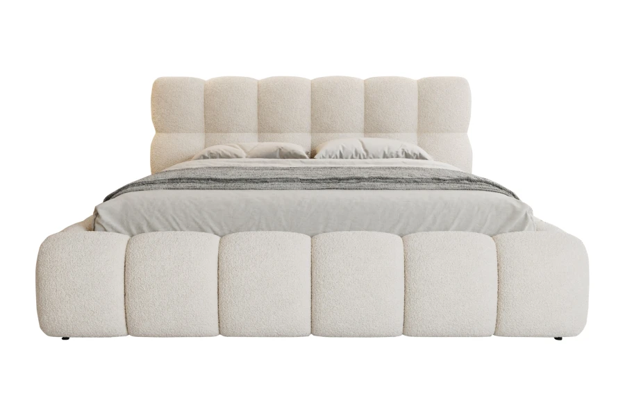 Bouclé-Bett in Creme mit markantem Block-Steppdesign, freigestellt auf weißem Hintergrund.