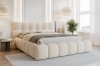 Luxuriöses Design-Bett in Beige mit strukturierter Bouclé-Oberfläche im Schlafzimmer.