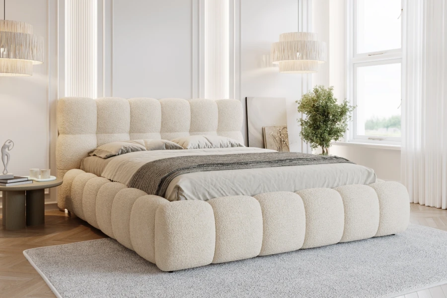 Modernes Bett mit weicher Bouclé-Polsterung in Beige in einem stilvoll eingerichteten Raum.