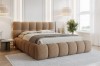 Modernes Polsterbett in Braun mit Teddy-Stoff im Schlafzimmer-Ambiente.