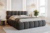 Dunkelgraues Polsterbett in Anthrazit aus Bouclé-Stoff im stilvollen Schlafzimmer-Interieur.