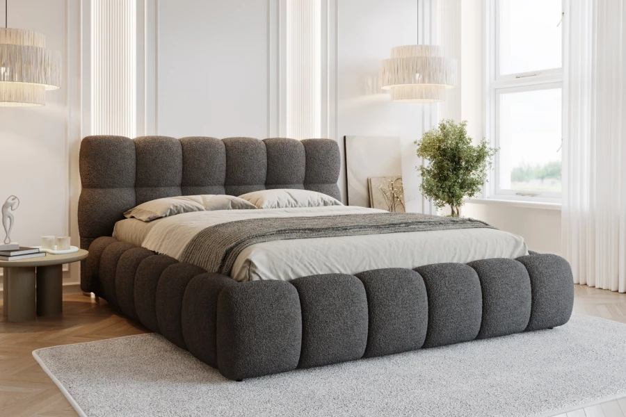 Dunkelgraues Polsterbett in Anthrazit aus Bouclé-Stoff im stilvollen Schlafzimmer-Interieur.
