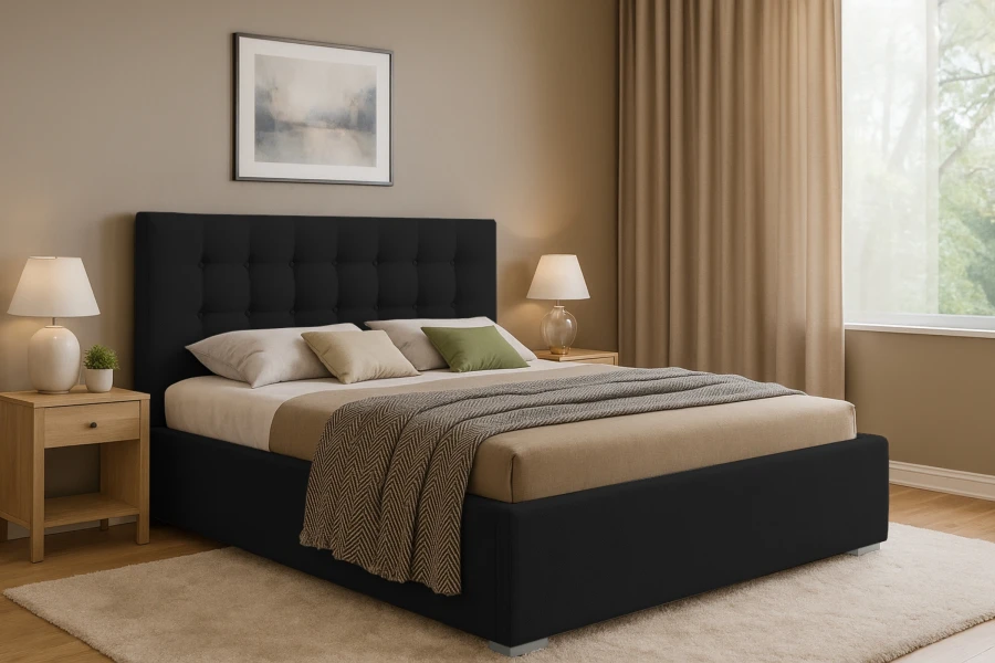 Schwarzes Polsterbett mit gestepptem Kopfteil in einem modernen Schlafzimmer.