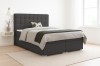 Dunkelgraues Boxspringbett mit gestepptem Kopfteil in hellem, modernen Schlafzimmer.