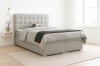 Stilvolles Boxspringbett Claudia in Hellgrau mit gestepptem Kopfteil im modern eingerichteten Schlafzimmer.