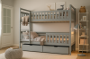 Graues Stockbett aus Holz mit Rausfallschutz und zwei Schubladen.