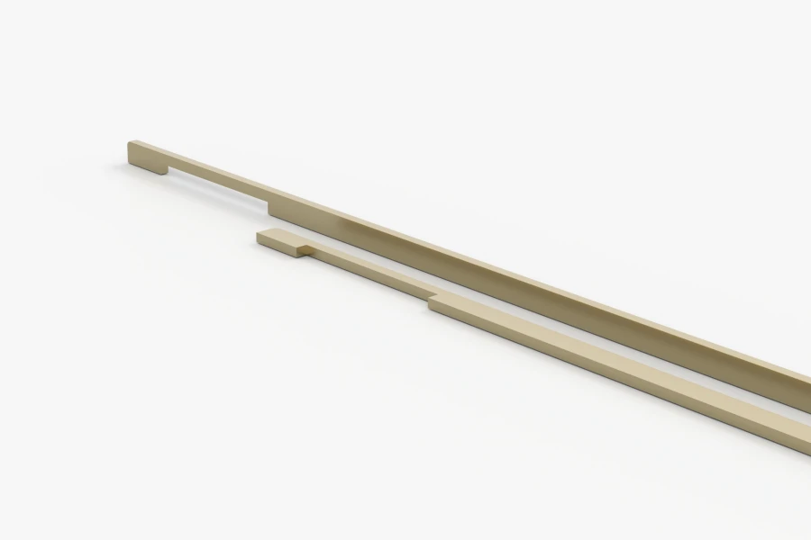 Zwei schmale, goldfarbene Möbelgriffe aus Metall im modernen Design.