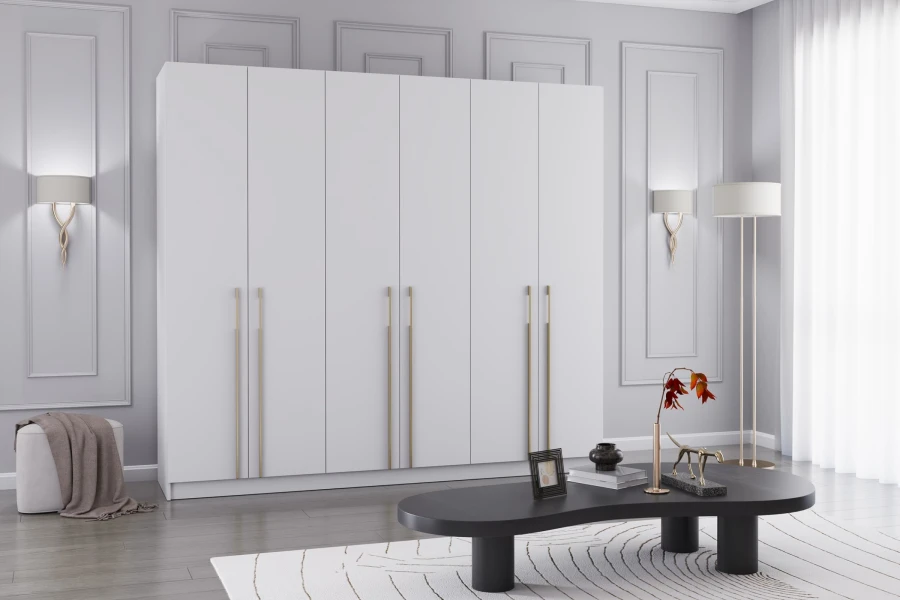 Stilvoller weißer 6-türiger Kleiderschrank mit goldenen Griffen in einem modernen Interieur.