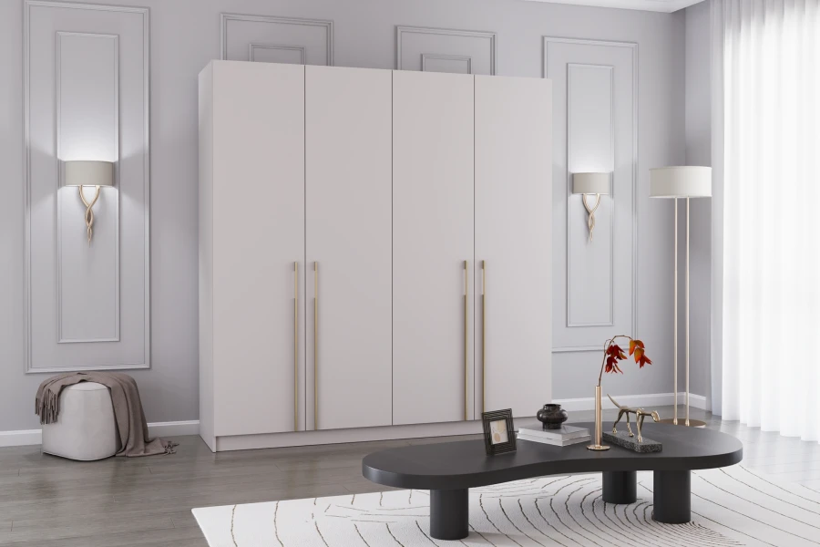 Moderner 4-türiger Kleiderschrank in Beige mit langen goldenen Griffen im stilvollen Wohnzimmer.