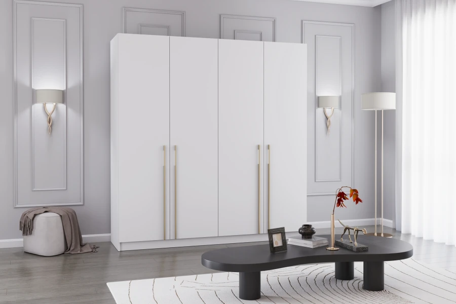 Moderner weißer Kleiderschrank mit goldenen Griffen in einem eleganten Interieur.