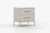 Hellgrauer Nachtschrank mit 2 Schubladen, goldenen Griffen und Füßen in modernem Design.