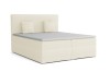 Beiges Boxspringbett mit hohem Kopfteil und zwei gestreiften Kissen auf weißem Hintergrund.
