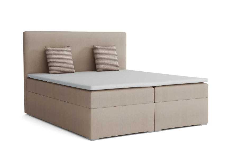 Beiges Boxspringbett mit hohem Kopfteil und zwei gestreiften Kissen auf weißem Hintergrund.