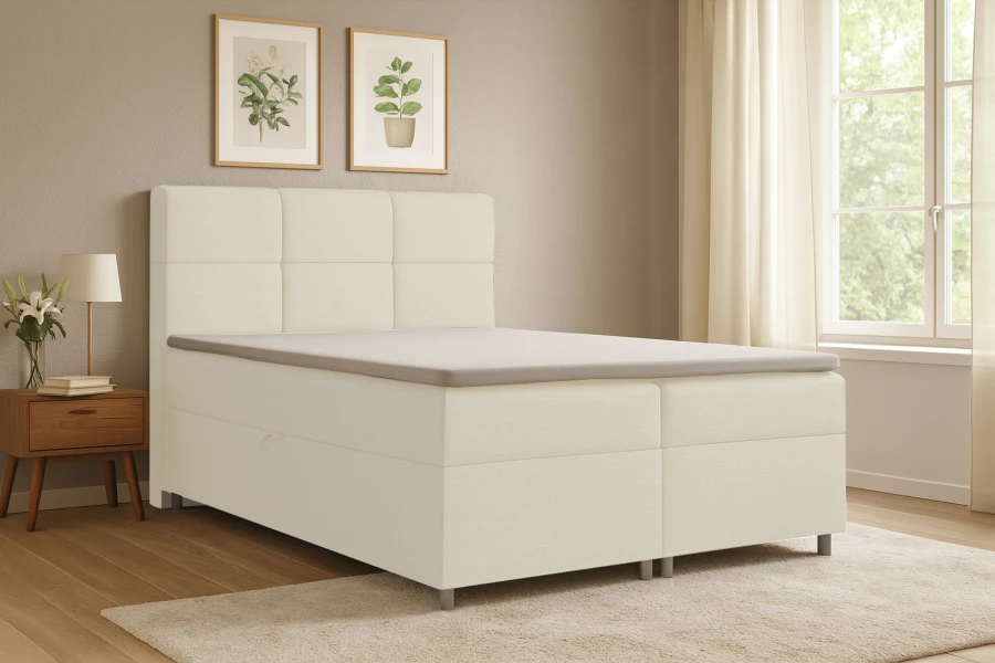 Helles beiges Boxspringbett im modernen Schlafzimmer-Ambiente mit Dekoration.